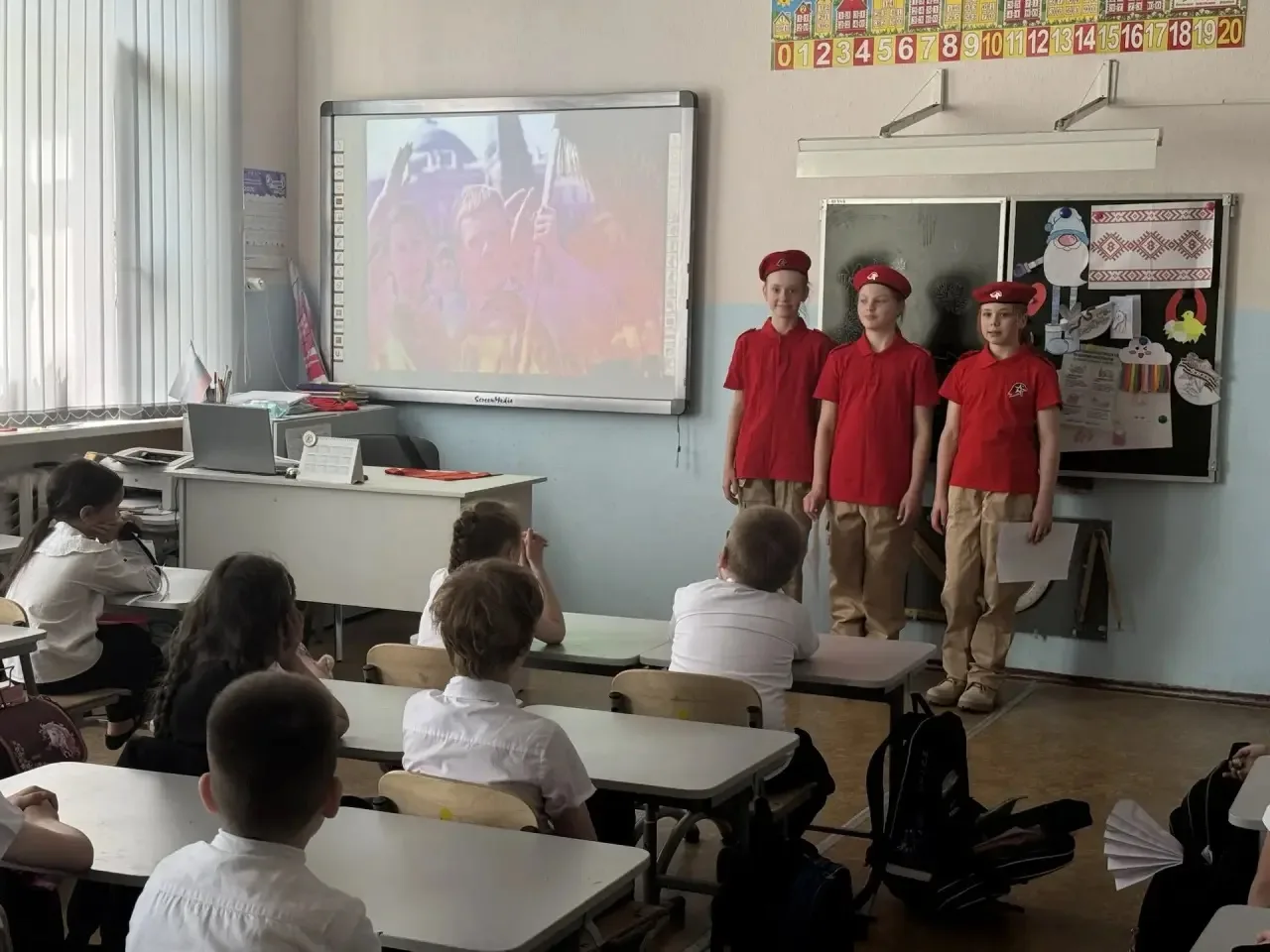 📢 Сегодня, в День детских общественных организаций, наши юнармейцы провели для первоклассников- Орл
