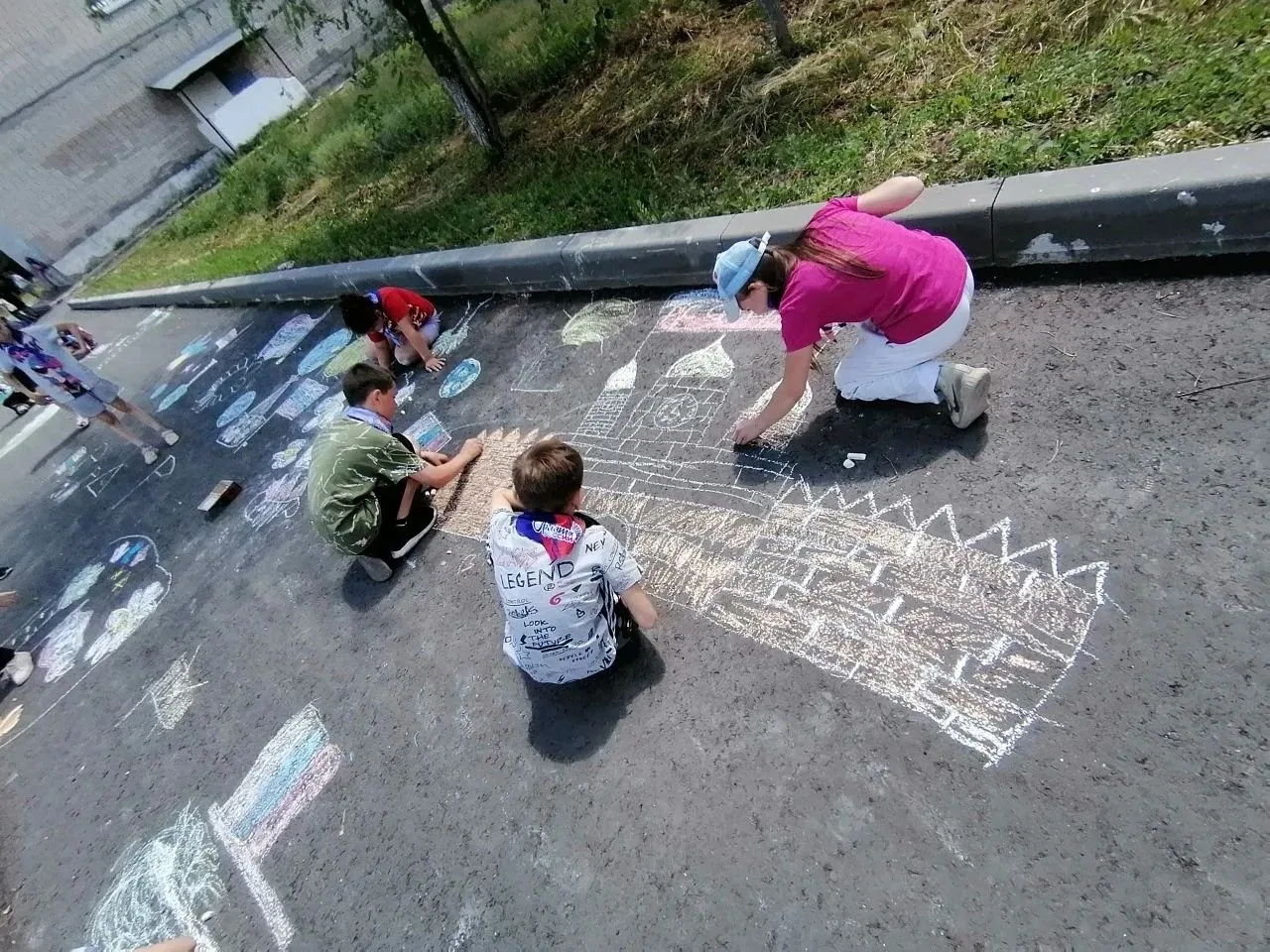 Шестой день в понедельник школьный лагерь "Солнышко" в селе Спиридоновка начался гимна и с бодрящей 