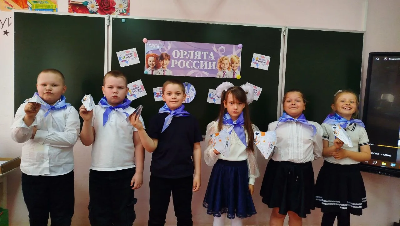 ✈️ «Навигаторы Детства» — крылатые пожелания на последнем звонке! 🎓

В нашей школе уже стало доброй