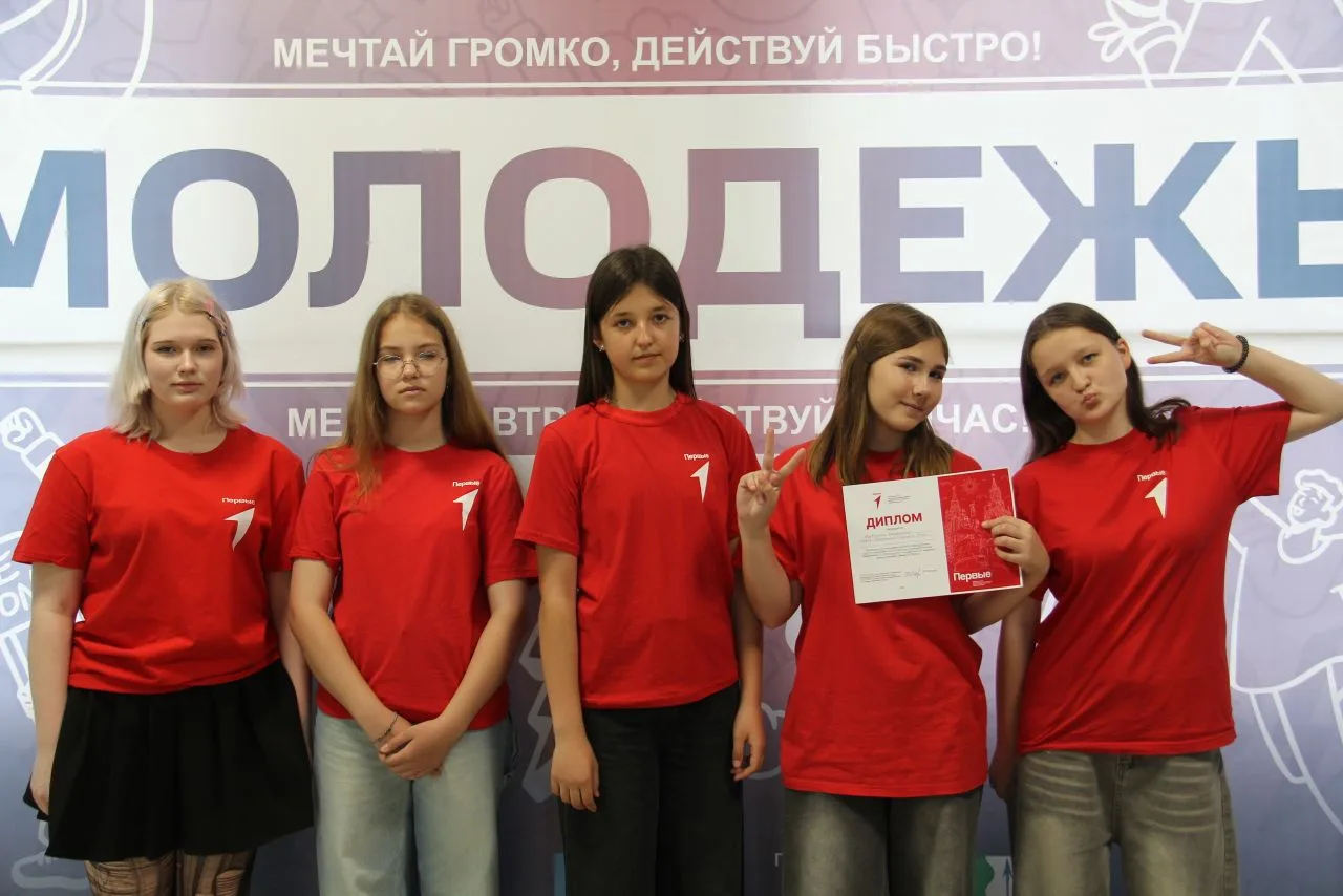 29 мая на базе Семилукский СОШ №1 прошел масштабный районный фестиваль «Движение Первых».
 
Ребята в