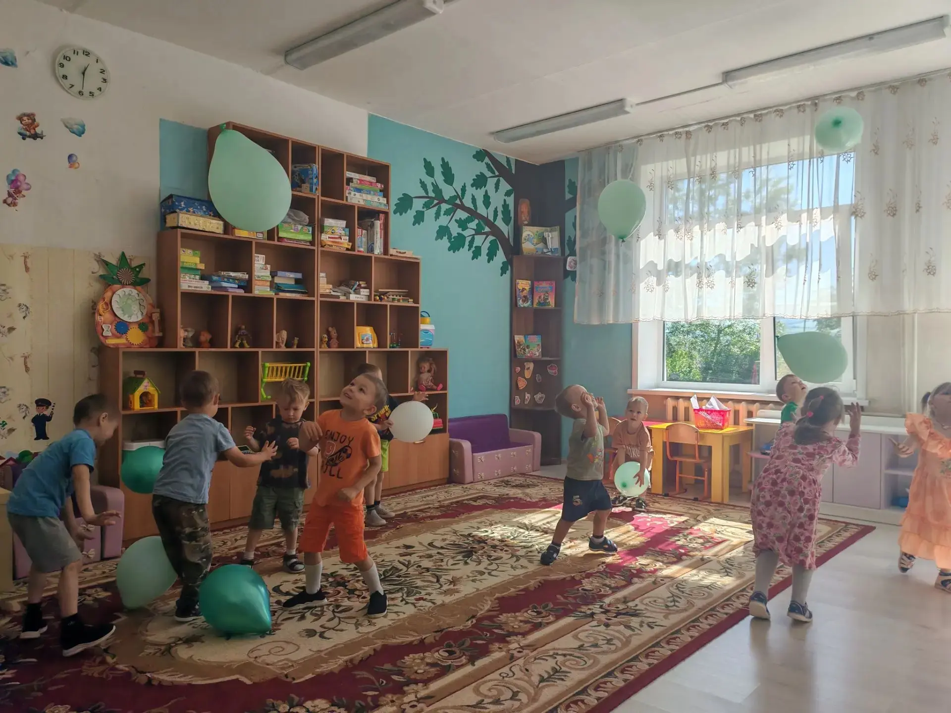 Ловим воздушные облака! 🎈

У нас сегодня настоящий праздник движения и улыбок. Наши юные исследоват