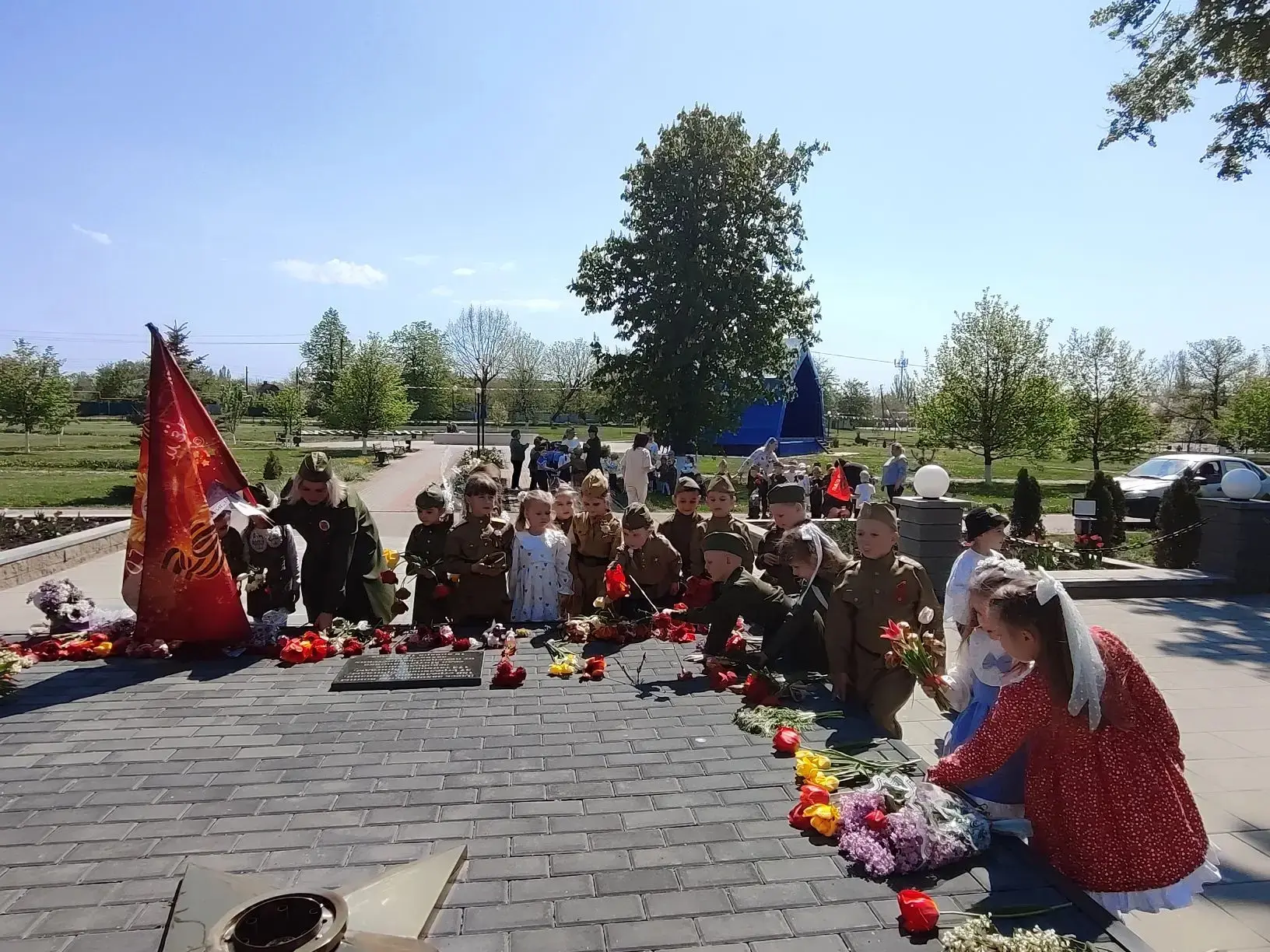 Возложение цветов к памятнику погибших воинов

🔥Возложение  цветов  к памятнику - ежегодная традици