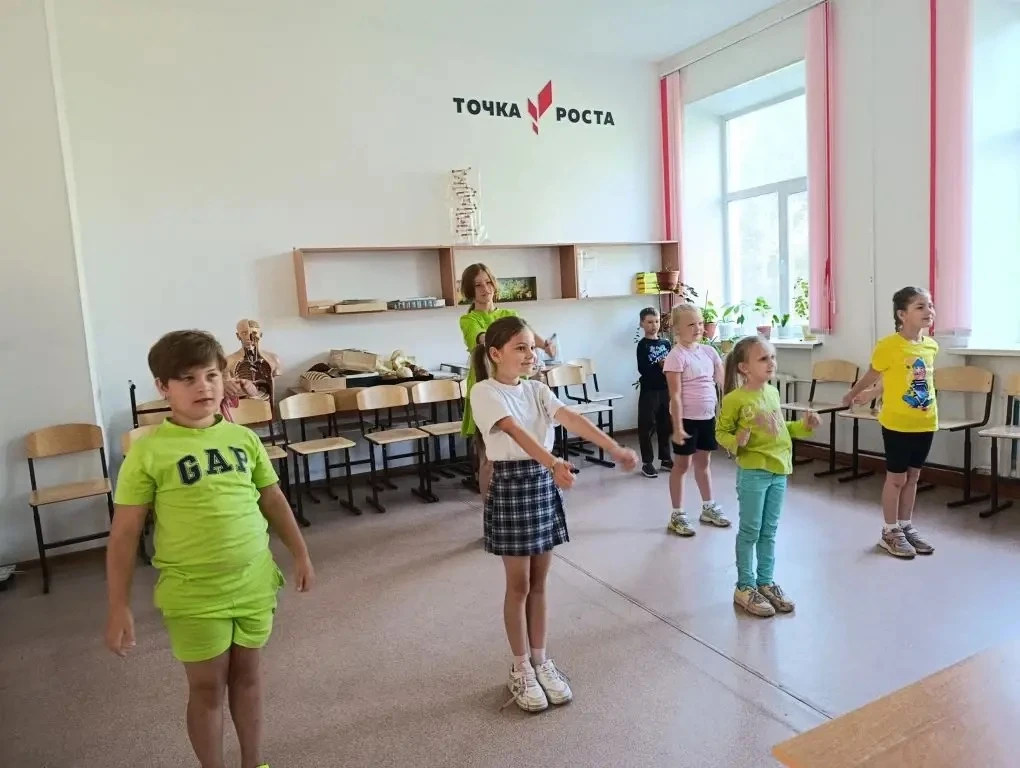 Сегодня день на «Изумрудном острове» начался с музыкальной зарядки — и с этого момента всё было прон