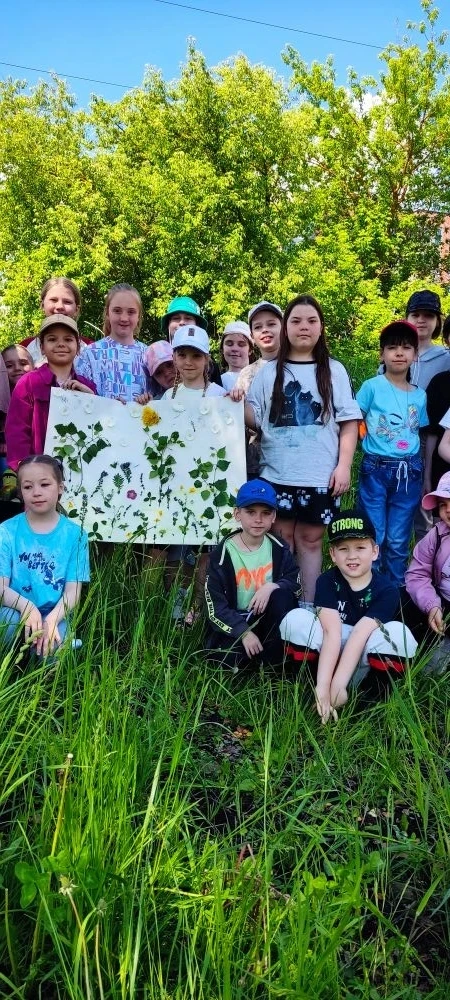 🌿 ЭКОДЕНЬ в нашем лагере: малыши против пластика, природа — наш холст! 🎨🏃

👋 Сегодня в нашем лаг