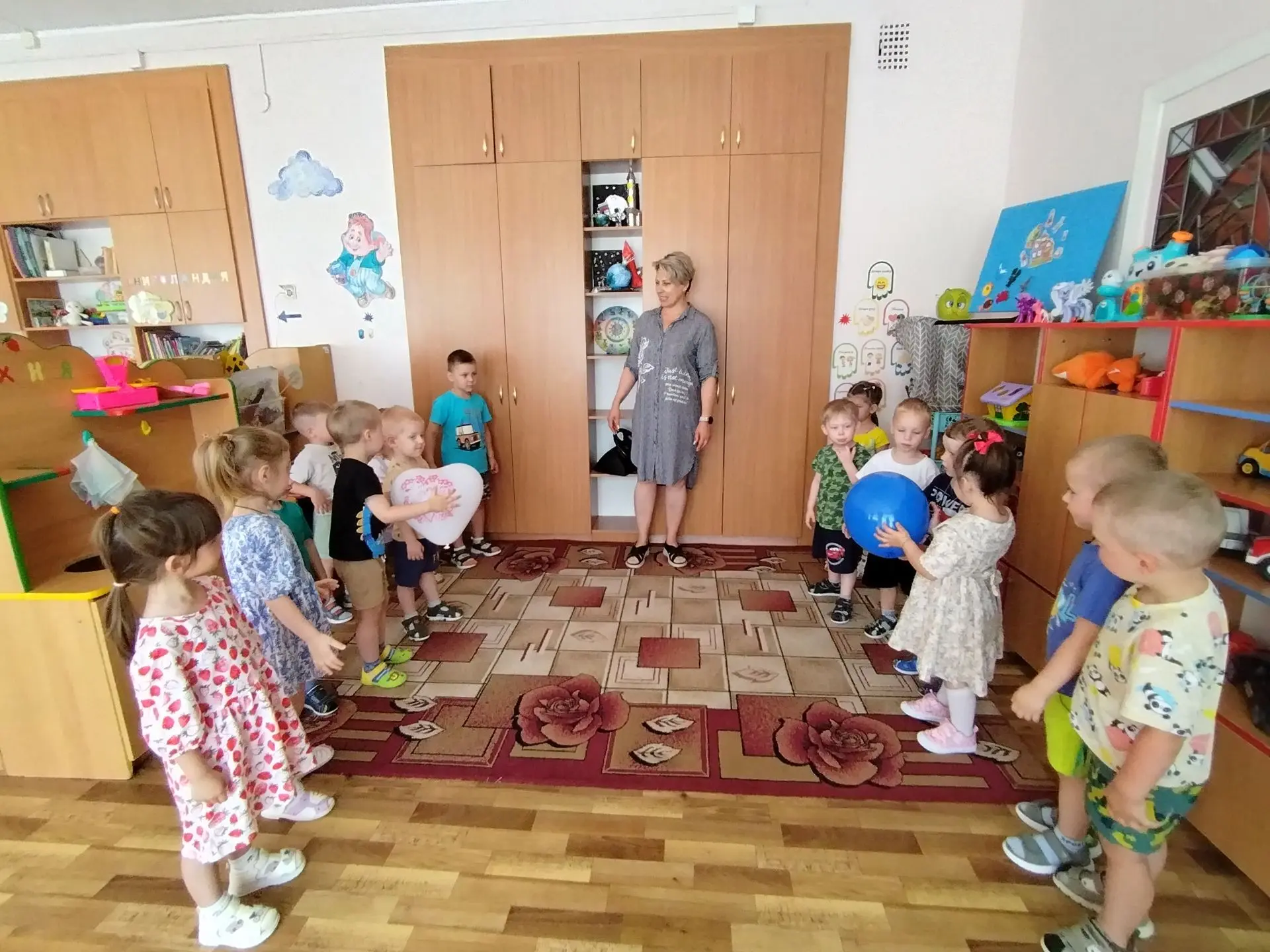 День воздушных шаров в нашем детском саду-настоящий праздник! Малыши так радовались ярким шарам-трог