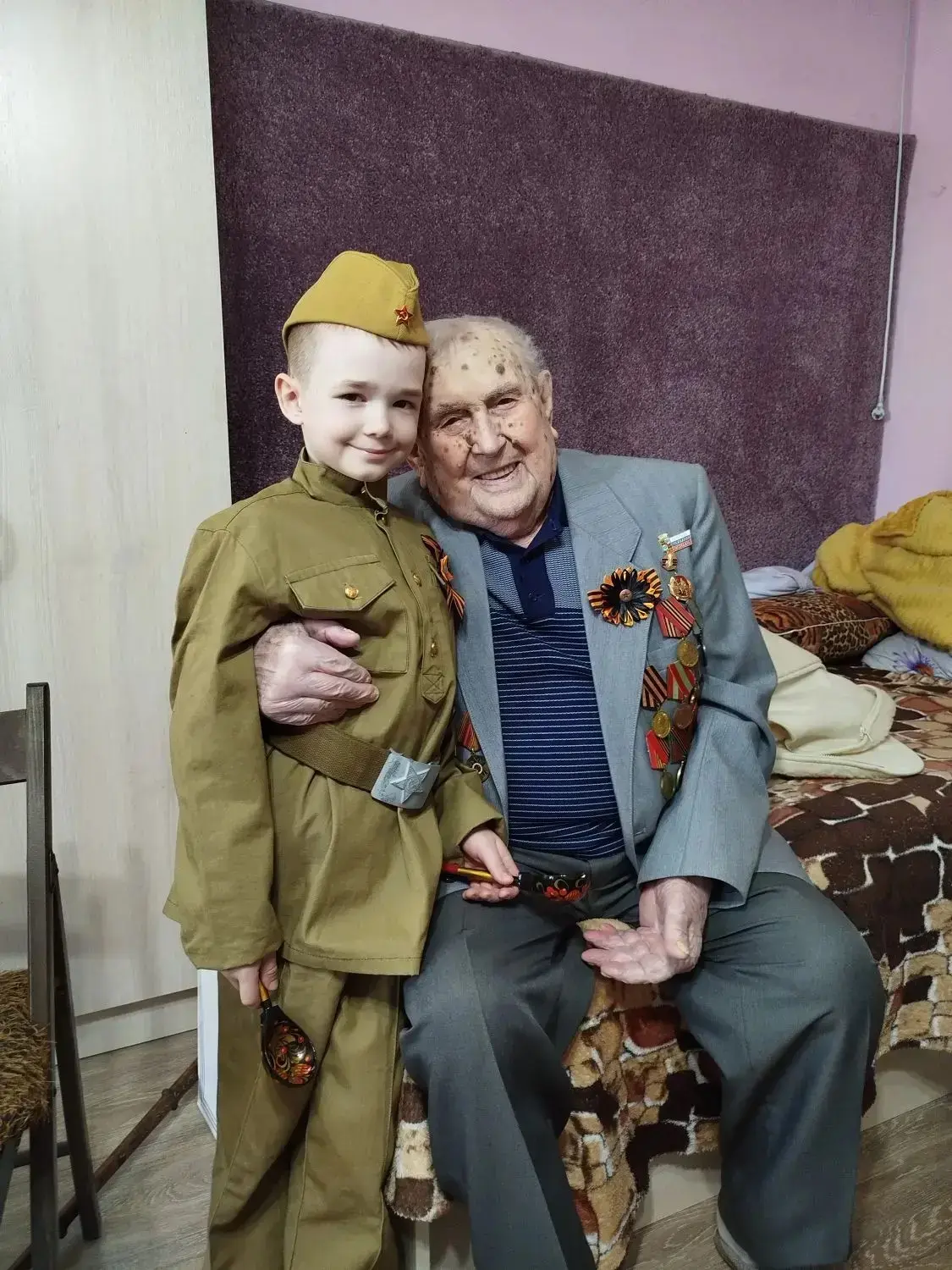⭐️Сегодня воспитанник нашего детского сада поздравил ветерана войны Щукина Алексея Кирилловича🎖️ (1