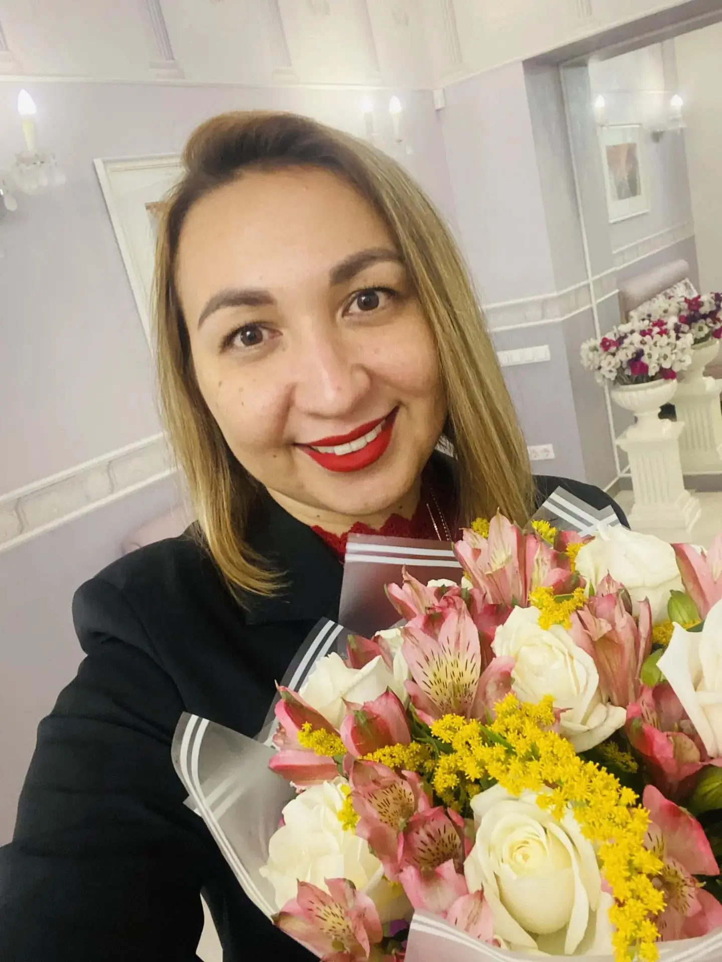 Знакомьтесь, Лилия Белова, мама трех малышей. Ведет канал про инвестиции  и личную жизнь, где расска
