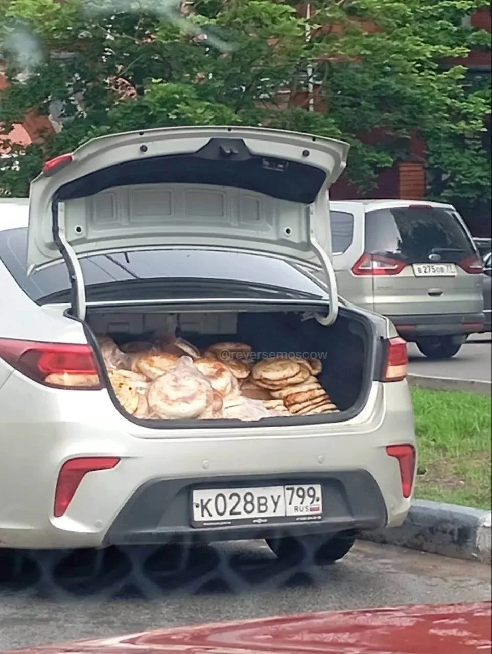 🥖 Теперь вы знаете, как "свежая" выпечка попадает на прилавки столичных шаурмячных.

Всем приятного