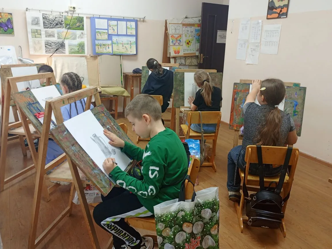 В художественной школе проходит приёмная кампания. В пятницу поступающие выполняли работу по рисунку