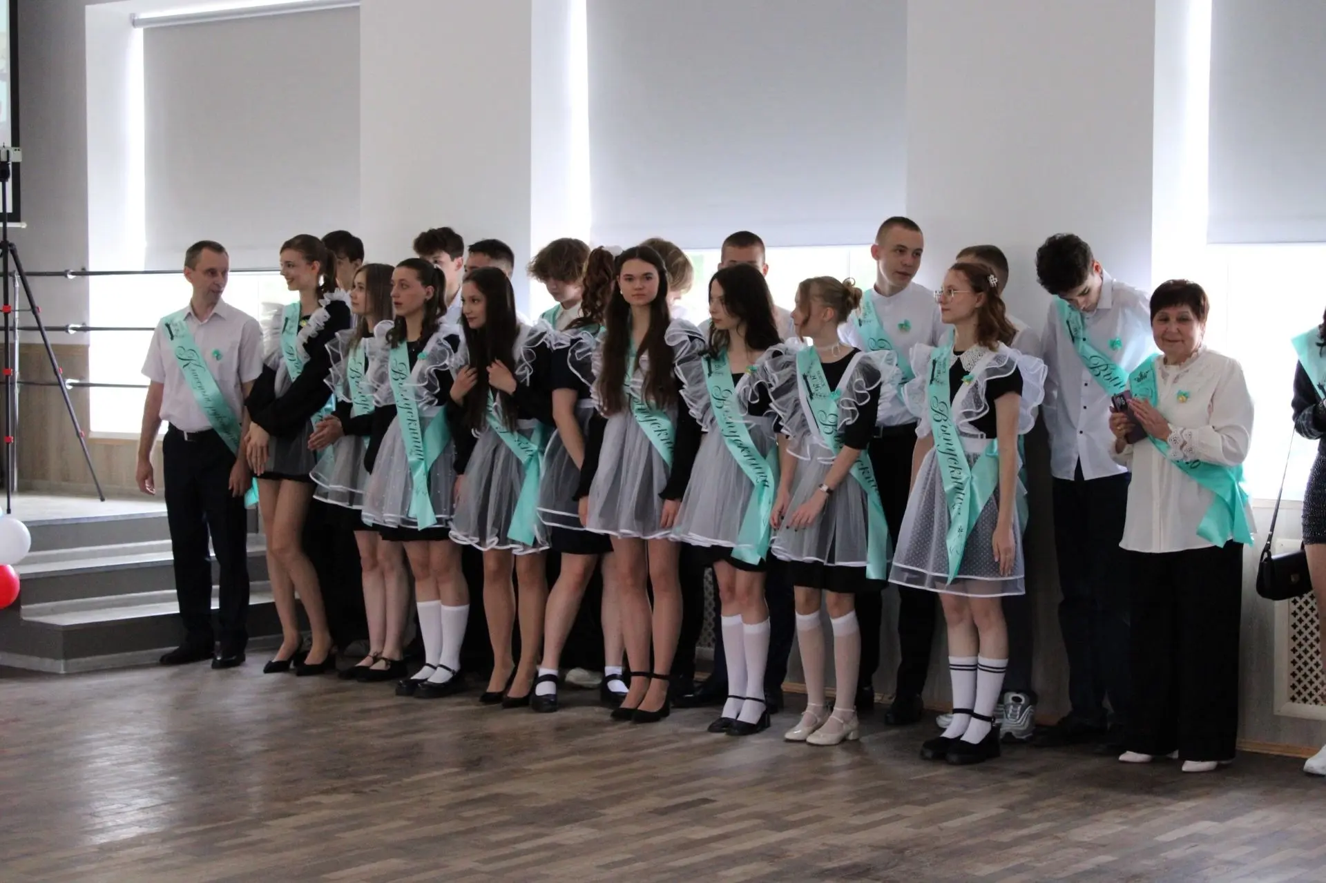 🎓 Последний звонок — мост между детством и мечтой

В нашей школе прозвенел последний звонок для 9-х