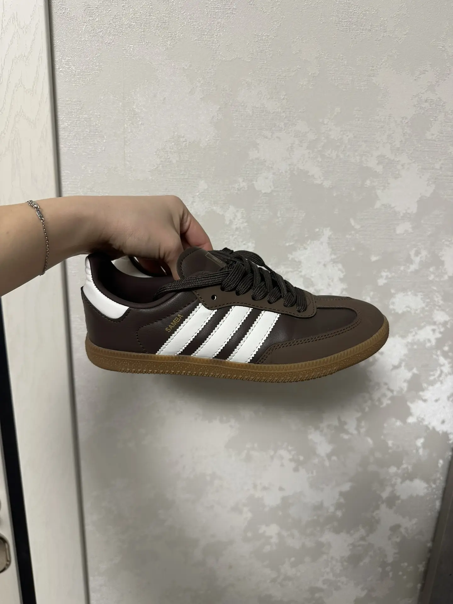 кеды женские 
adidas
коробки нет, покупала на lamoda, 
носила раза 3, оказались маловаты 
размер 36 