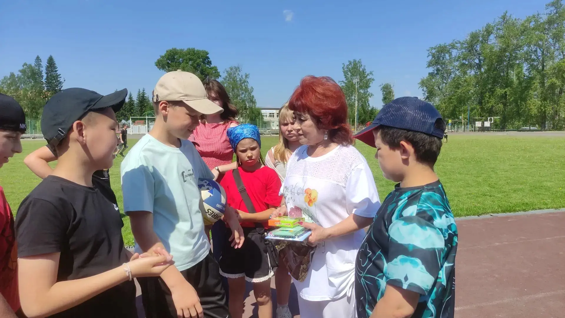 Дню России🇷🇺 посвятили ветераны Бакчара и воспитанники  лагеря "Солнышко" ☀️ открытие летнего спор
