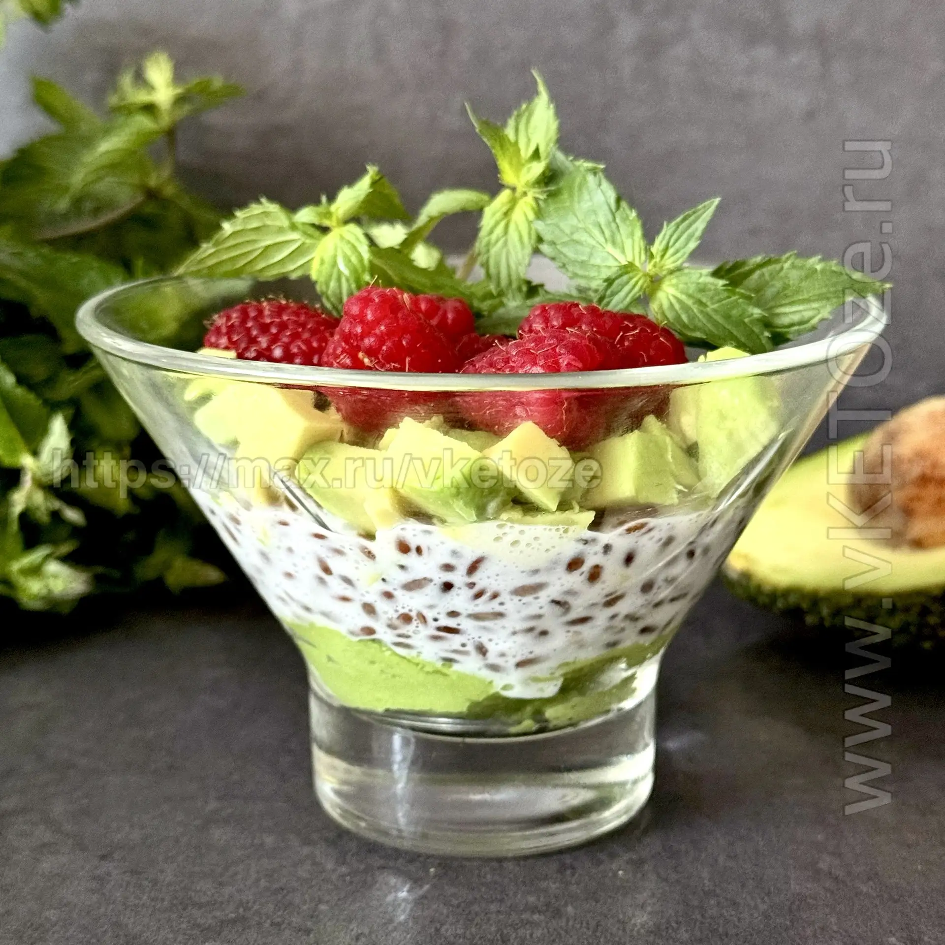 ЛЬНЯНОЙ ПУДИНГ с авокадо и малиной 🥑

Это не просто кето-десерт это функциональный рецепт, в которо
