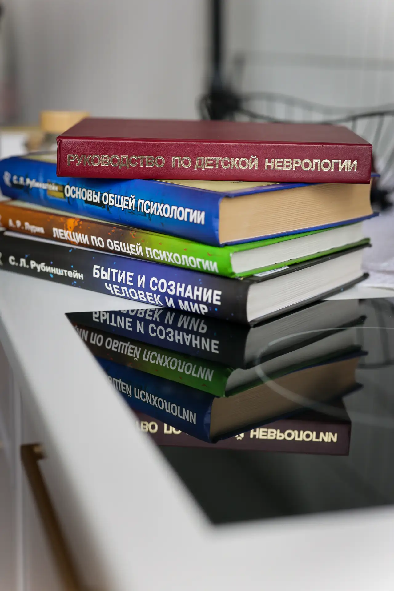 Рассказываю про структуру книги.
Это не научный труд, там нет терминов и сложного языка.

Это книга-