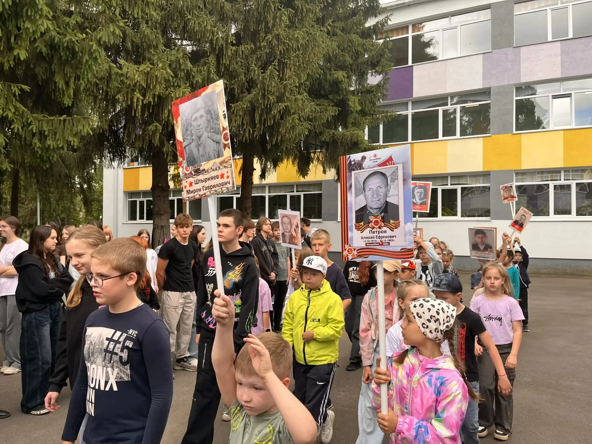 Сегодня в пришкольном лагере "Радуга" состоялась торжественная линейка "Бессмертный полк: живая памя