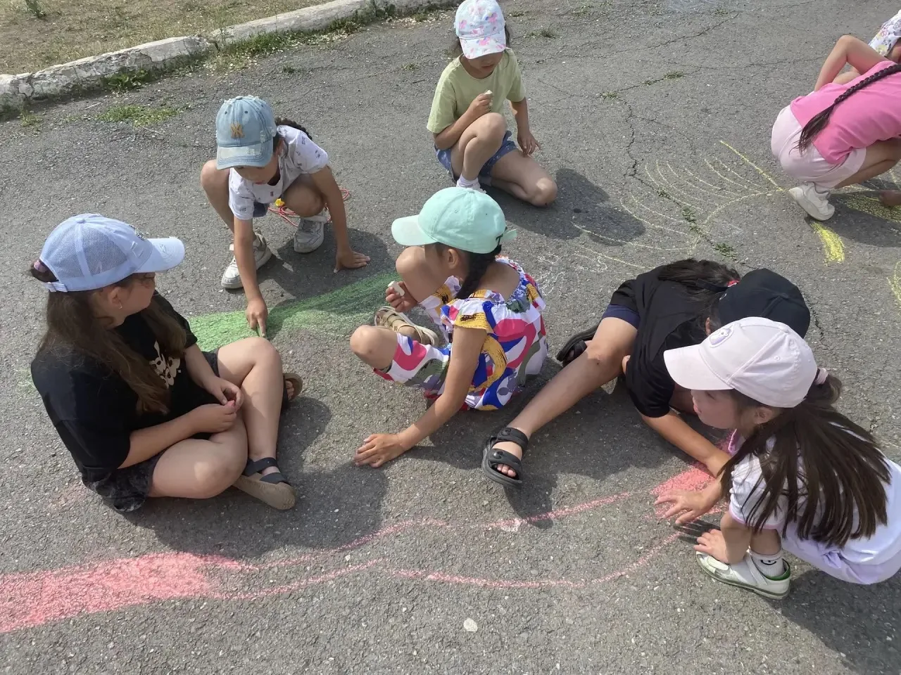 🎨 Краски детства на асфальте!

На детской площадке «Школьный Экспресс» прошёл конкурс рисунков на а