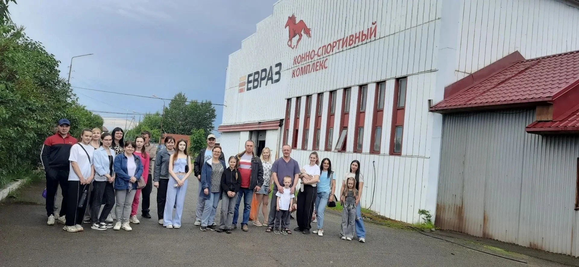 👪18 июня ветераны боевых действий с семьями посетили спортивно-конный комплекс частного учреждения 