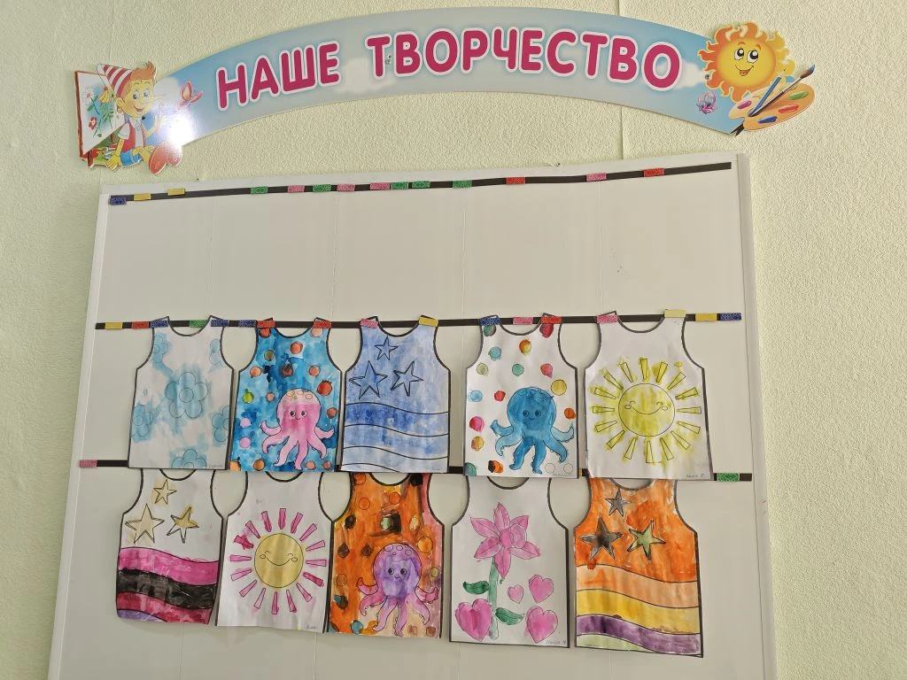 Воспитанники группы "Буратино" попробовали себя в роли дизайнеров. Они создали летние майки. 
Это от