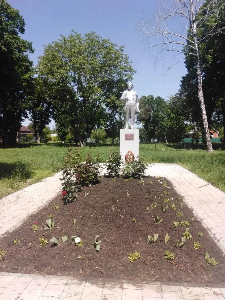 Субботник — успешно завершён! ✅
Наши сотрудники потрудились на славу: клумба возле памятника Ленину 