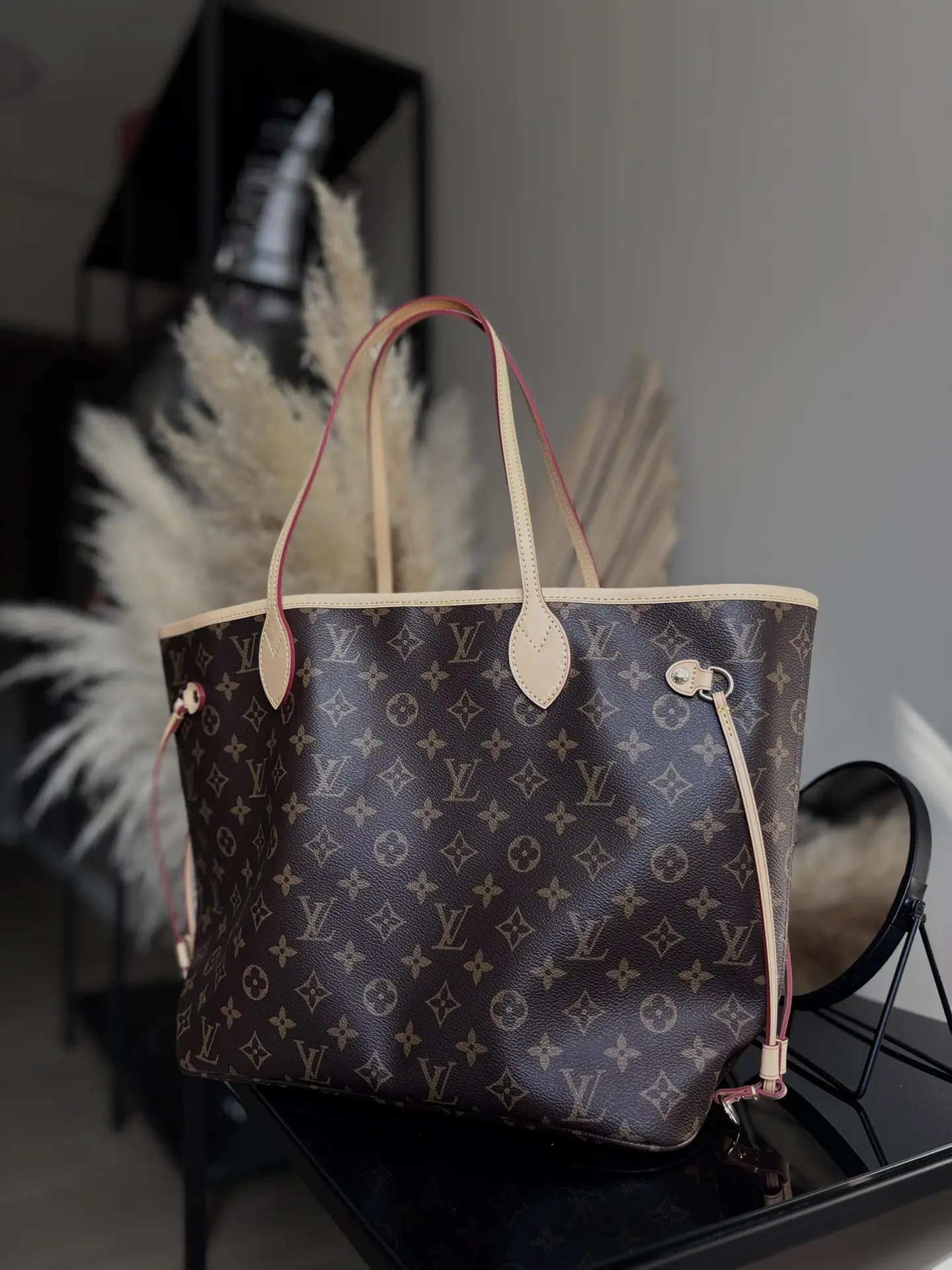 шоппер LOUIS VUITTON

качество LUX, без отличий от оригинала

есть карабин, можно закрыть на него
вн