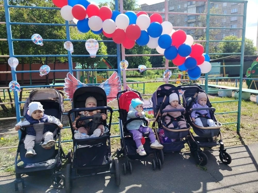 Самые маленькие воспитанники👶👶👶 от всей души поздравляют всех с наступающим праздником — Днём Рос