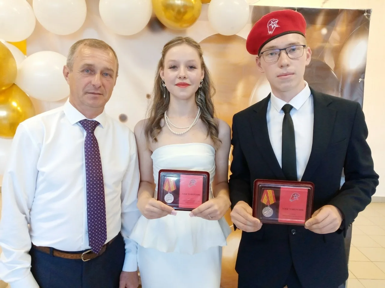 🏅Награды – юнармейцам-выпускникам 2026 года
 
✅На выпускном вечере 27 июня т.г. директор школы, нач