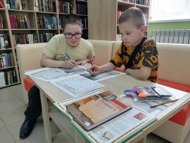 По субботам и воскресеньям в библиотеке работает клуб выходного дня "Мастерская радости", в рамках к