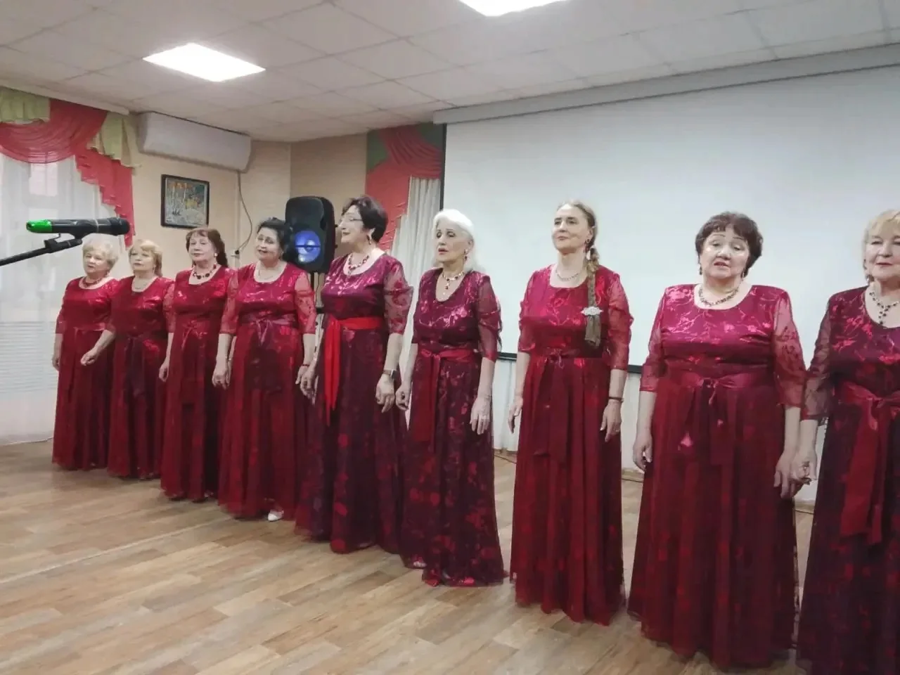 Дом Культуры «Маяк» ансамбль «Настроение» провели музыкальное выступление в Комплексном центре социа