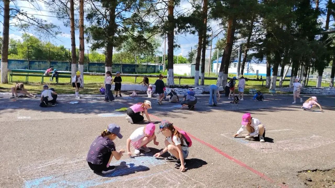 🇷🇺✨ Готовимся ко Дню России! 

🖍️ В лагере прошел конкурс рисунков на асфальте "Символы России".
