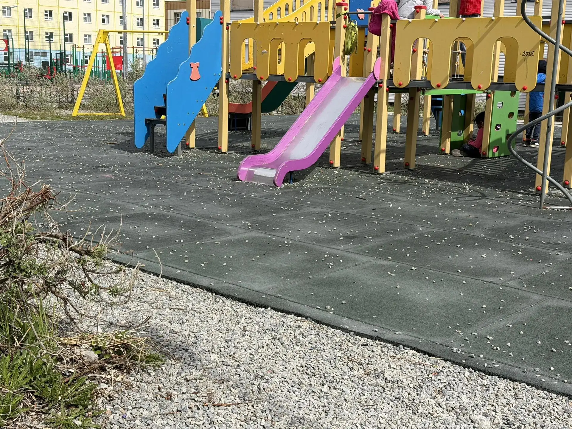 Эгвекинот, детская площадка на Попова 1. Специальное покрытие площадки усыпано мелким щебнем.
#дпч #