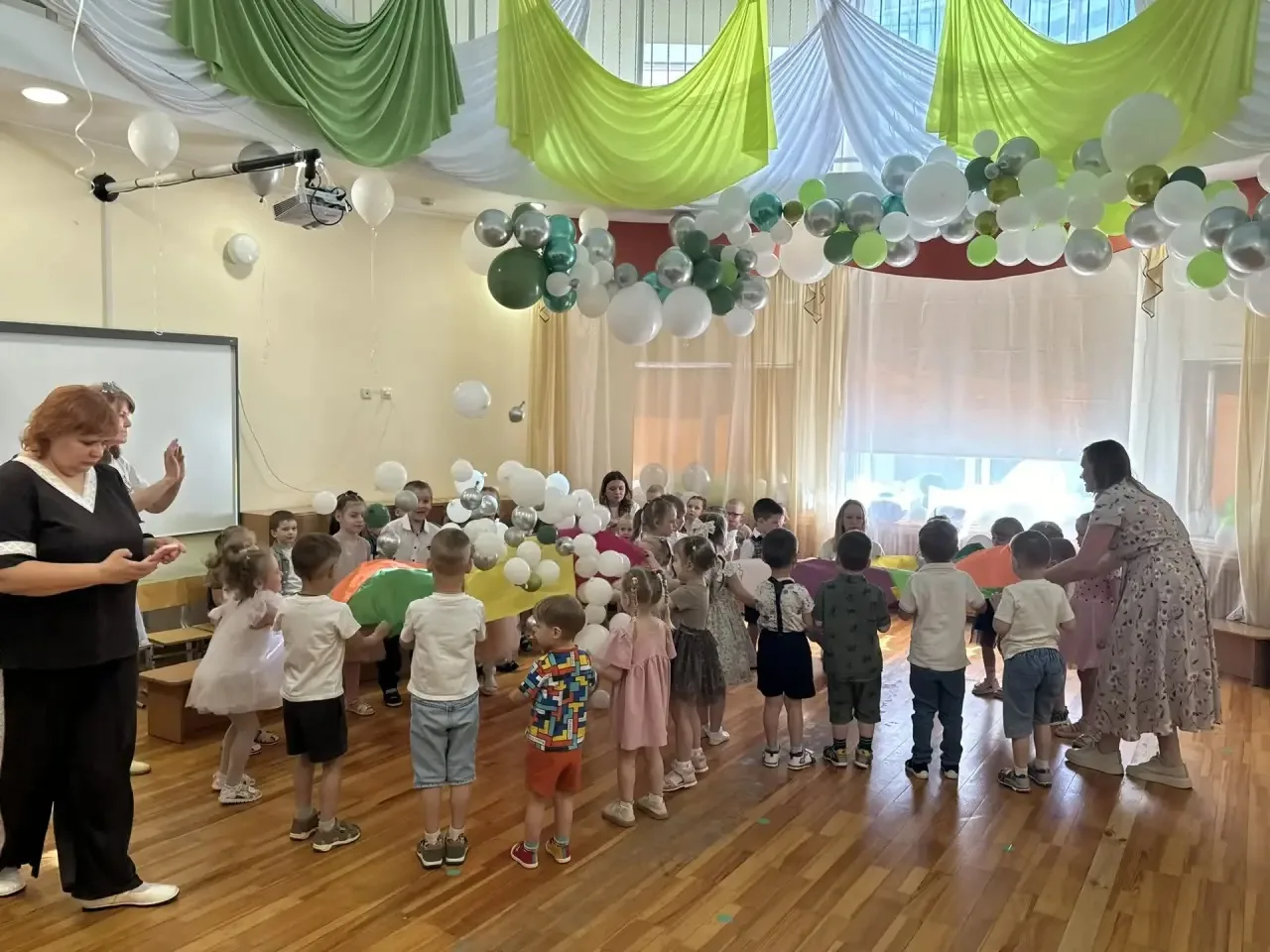 ЛЕТО, ЛЕТО, ЛЕТО, ТЫ КАКОГО ЦВЕТА?!☀️🌈

Первый день лета в нашем детском саду расцвел яркими краска