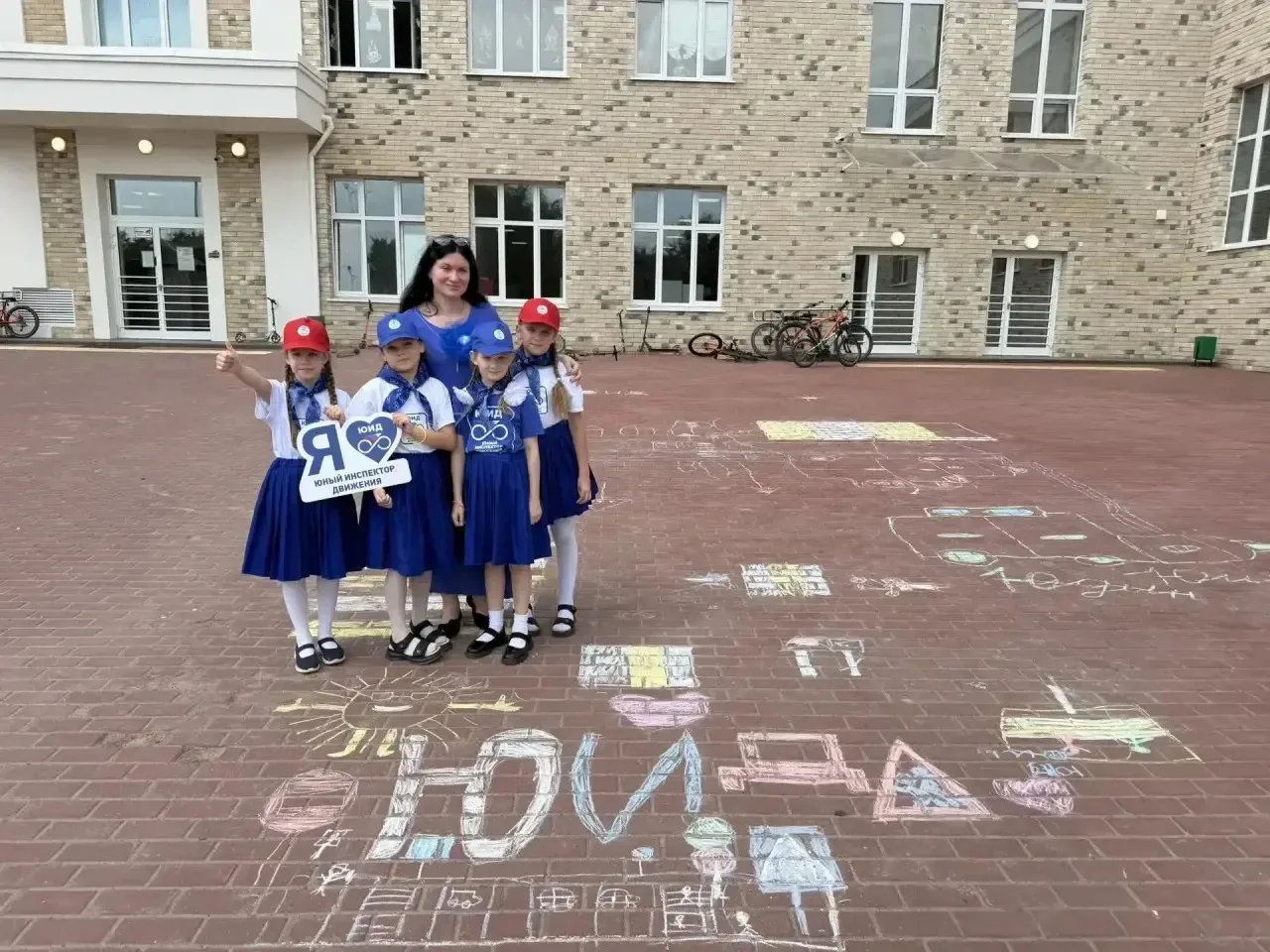 🎨 Дорога будущего глазами детей!
В нашей школе прошёл яркий и творческий конкурс рисунков на асфаль