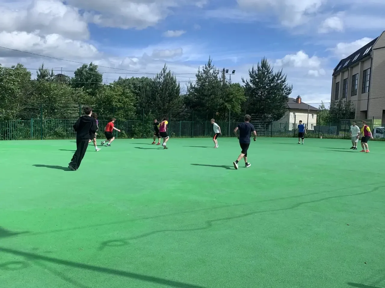 ⚽️ **Товарищеский матч: выпускники - 9‑х и  11‑х— битва до последнего пенальти!**  

Сегодня, как то