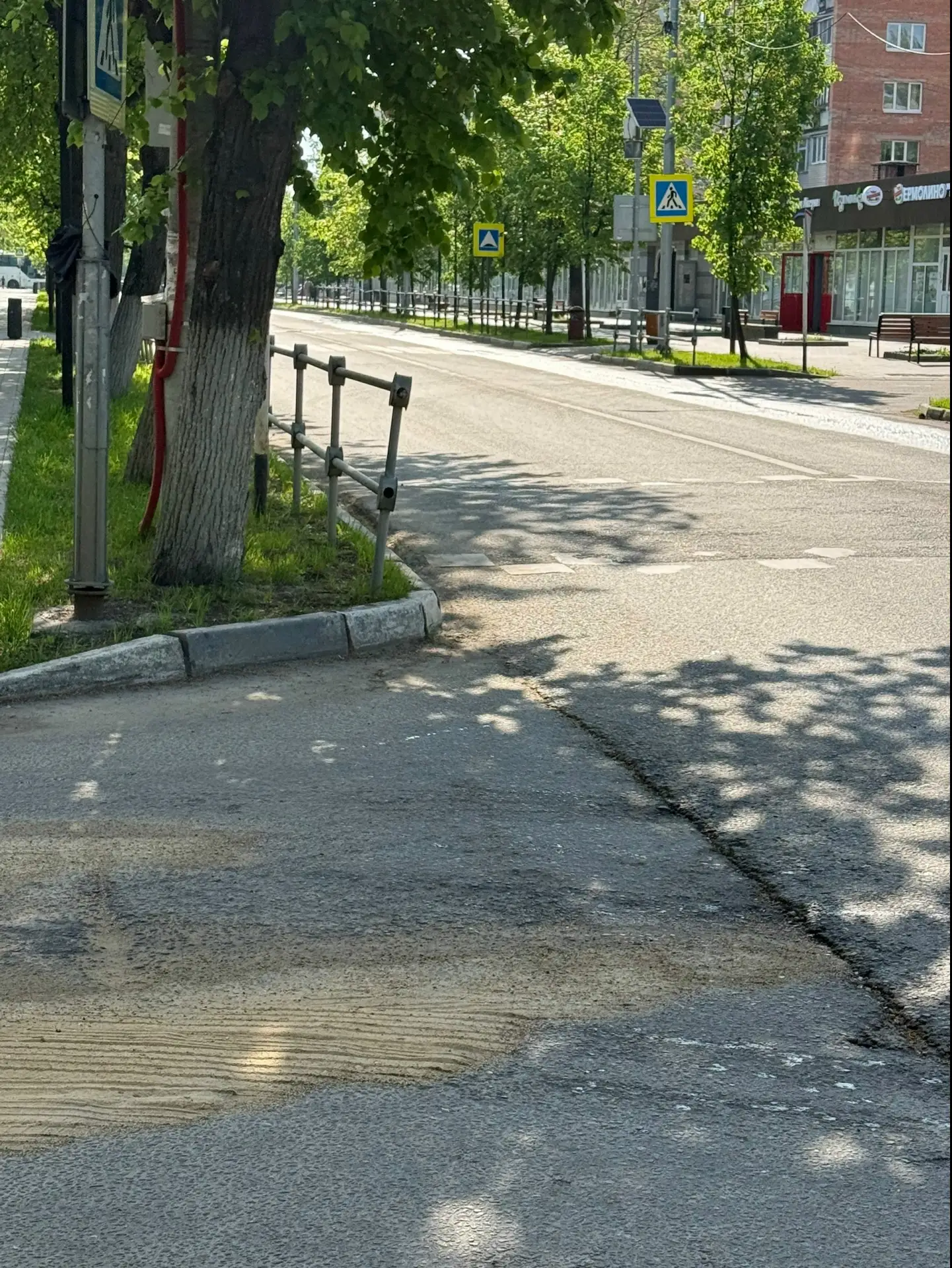 ￼ Перекресток андропова 34, на тротуаре штыри торчат, женщина упала плашмя, отбила себе всю брюшную 