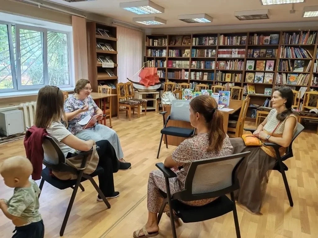 «Безопасность детей летом»
Встреча с семейным психологом 

В Детской библиотеке прошел важный и поле