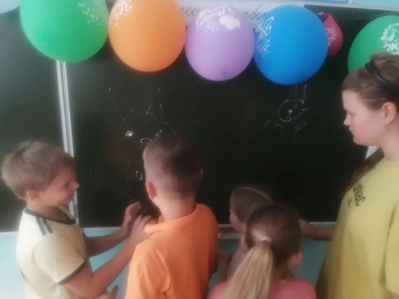 8.06 провели два крутых творческих события. Игровая конкурсная программа «Разноцветная радуга»
Весёл
