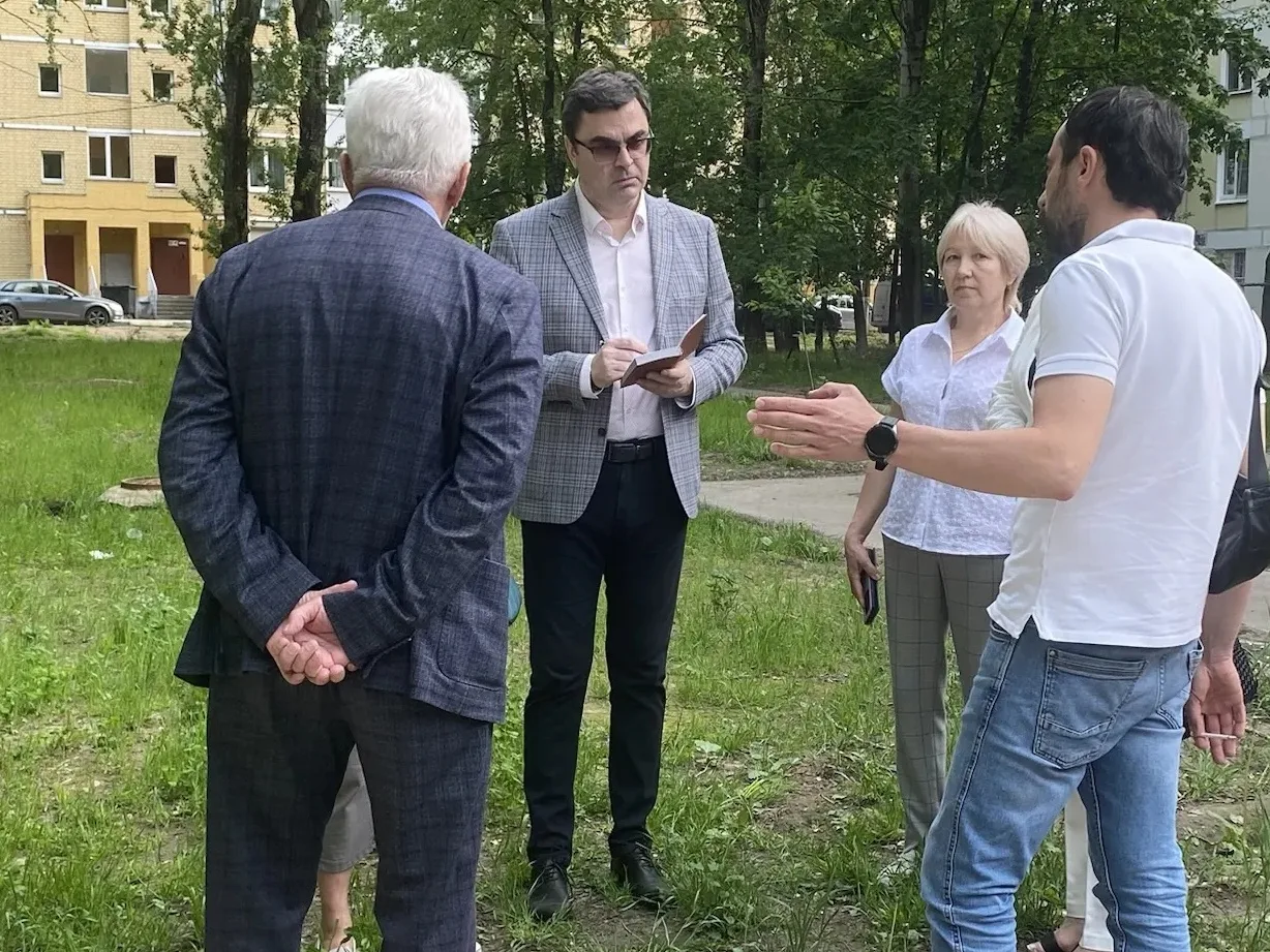 В рамках программы благоустройства дворовых территорий в Реутове по адресу: ул. Победы, д. 12 идут р