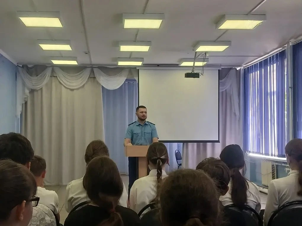 В преддверии летних каникул в нашей школе прошла профилактическая встреча школьников с помощником пр