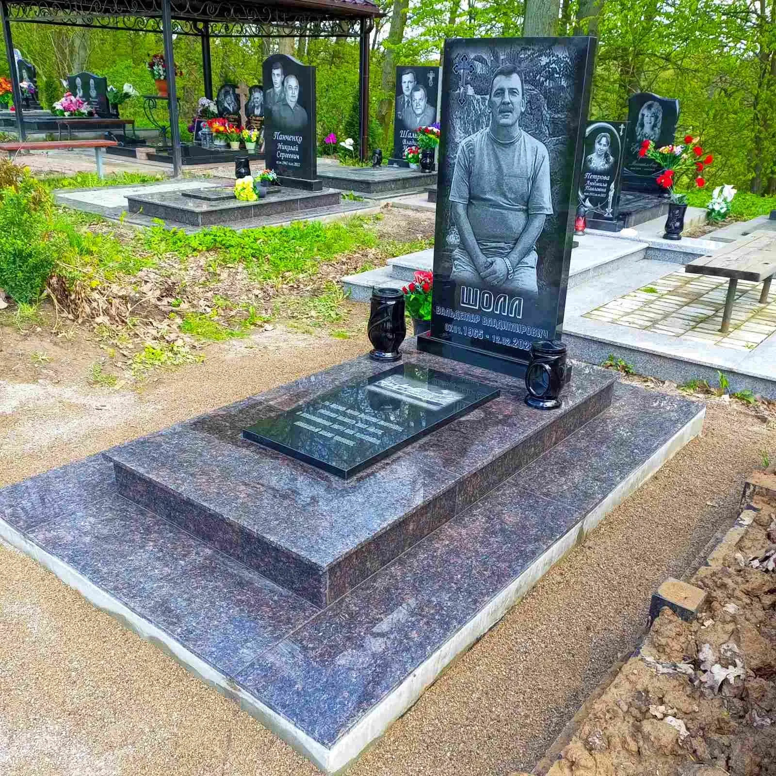 Данный комплекс состоит из:

Памятник прямой 120*60*6 см, черный;
Плита надгробная 90*45*3, чёрная;
