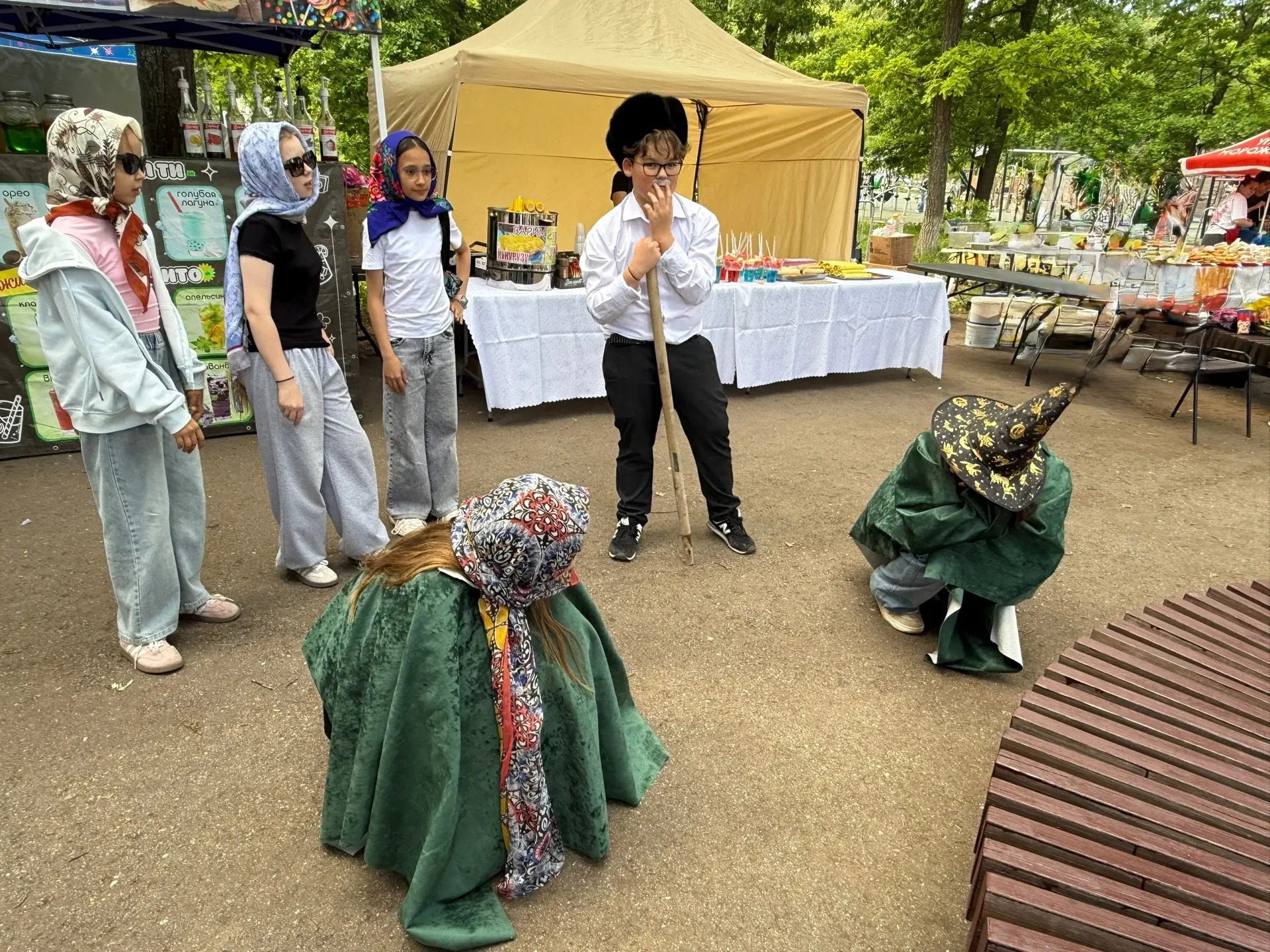 ☀️ УРА! Лето! 

1 июня- международный день защиты детей. Наш школьный мобильный театр устроил десант