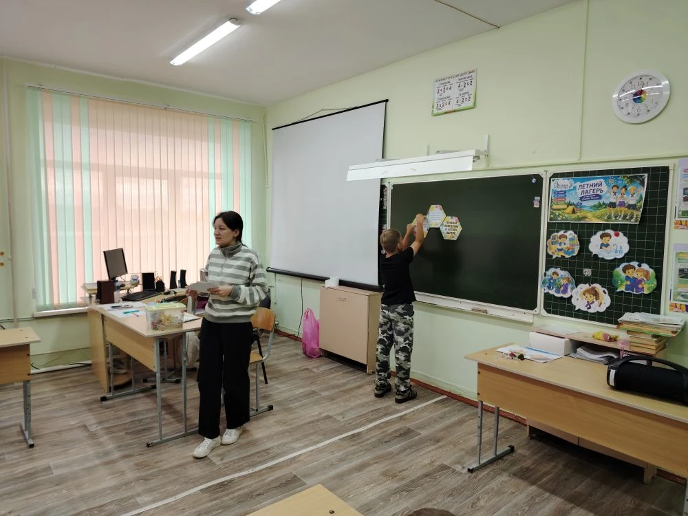 Восьмой день отдыха на пришкольной площадке объединил музыку, спорт и высокую моду.

Сегодня в школь