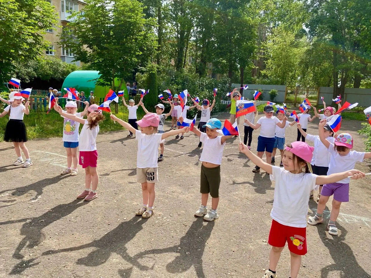 Дети и педагоги дошкольного подразделения 1 поздравляют всех с праздником - Днём России. Желаем всем
