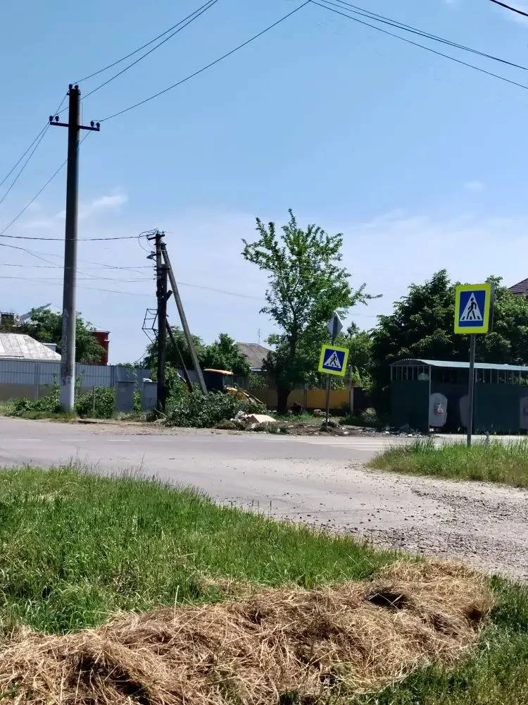 "Здравствуйте, подскажите кто знает, с какой целью рушат детскую площадку на 18 линии. На линиях и т