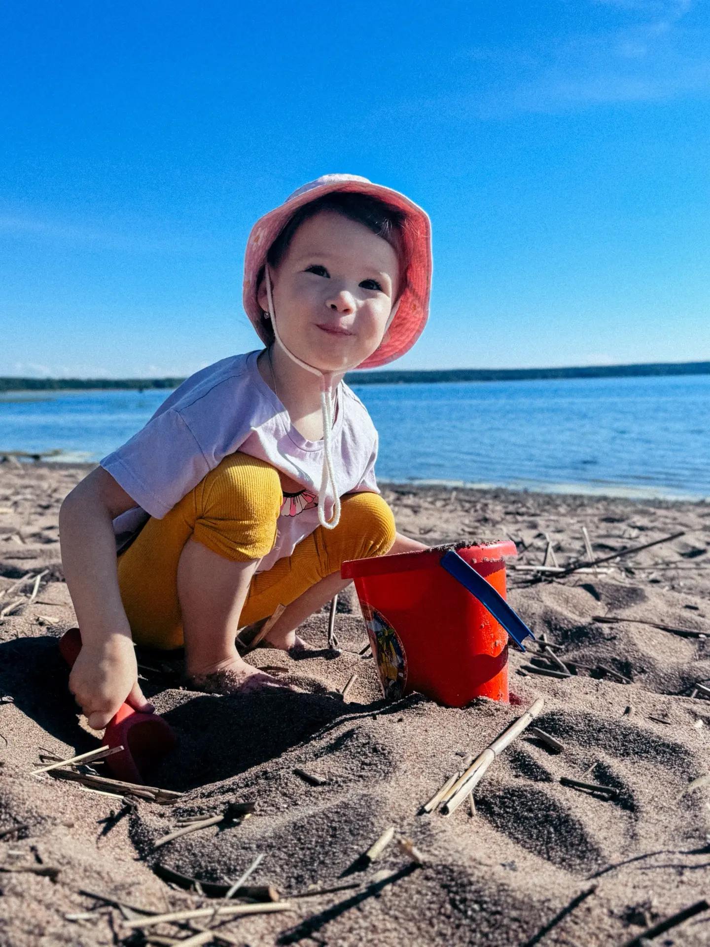 Мы полностью окунулись в лето!🌞 
Солнышко, прогулки, поход на залив, праздники 🥳 
В очередной раз 