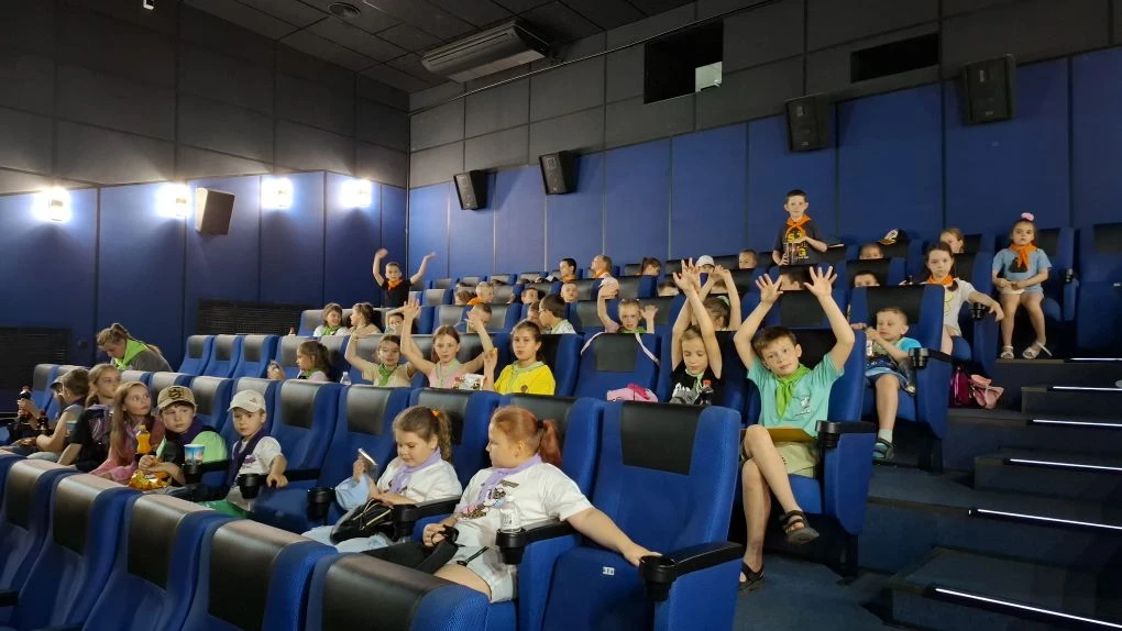 8 июня ребята из «Города Мастеров» отправились в настоящий кинопоход! 🎬🍿

Дети заняли целый зал ки
