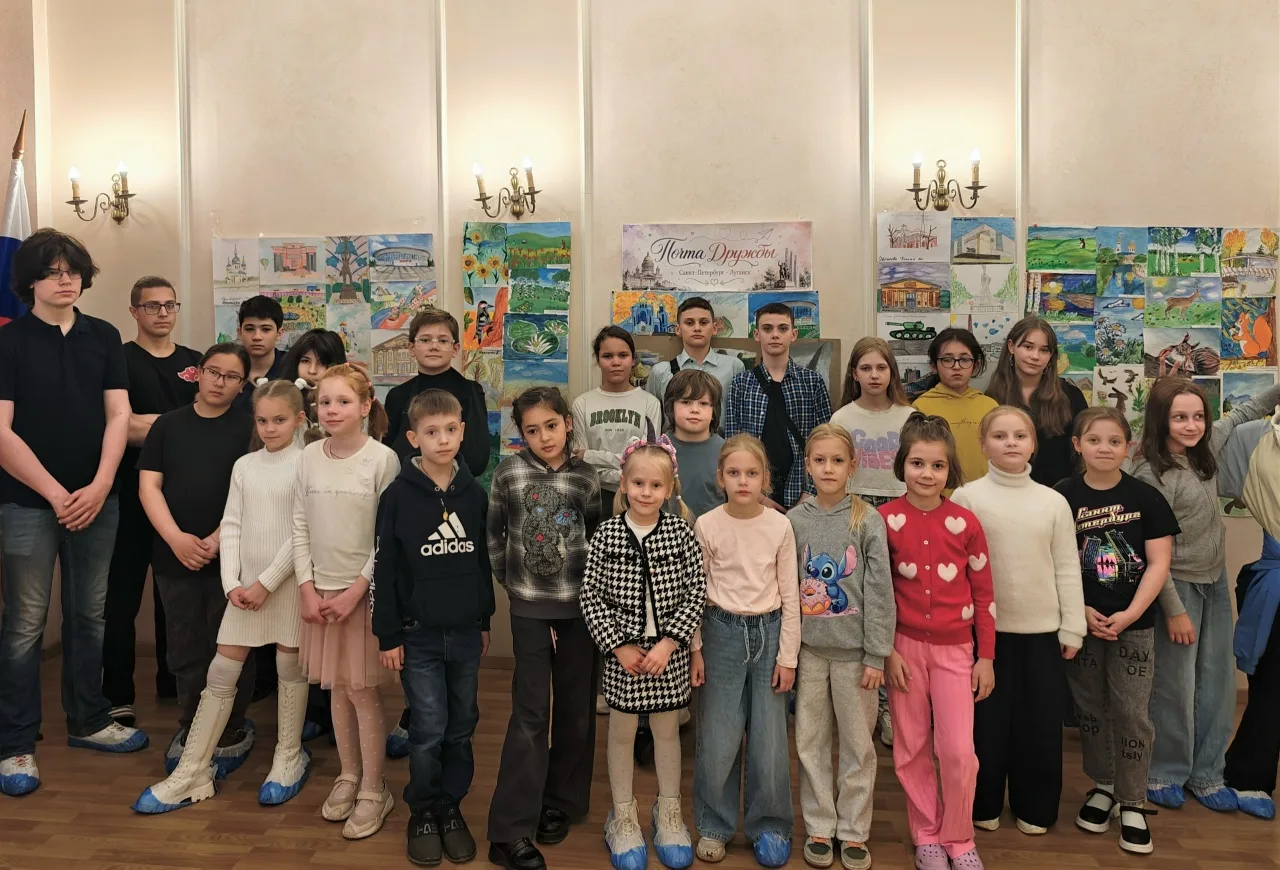 «Почта Дружбы» на Васильевском острове: выставка рисунков объединила Петербург и Луганск.

В Центре 