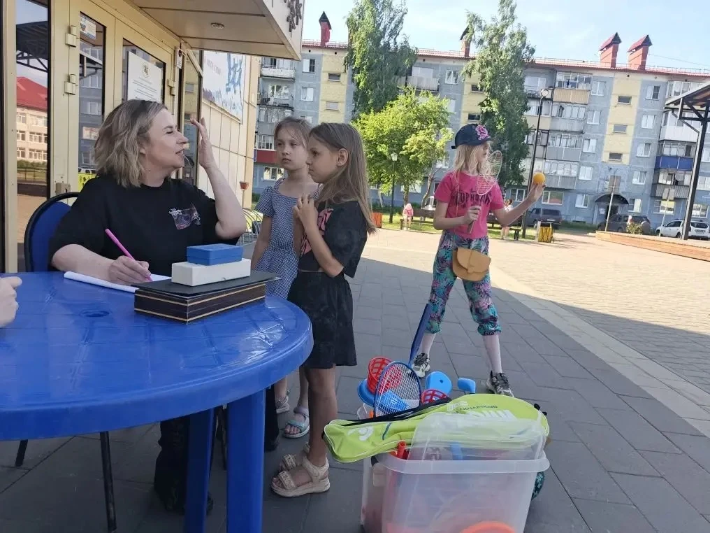 4 июня на площади Пушкина начала работать детская летняя  площадка.У детей близлежащих домов появила