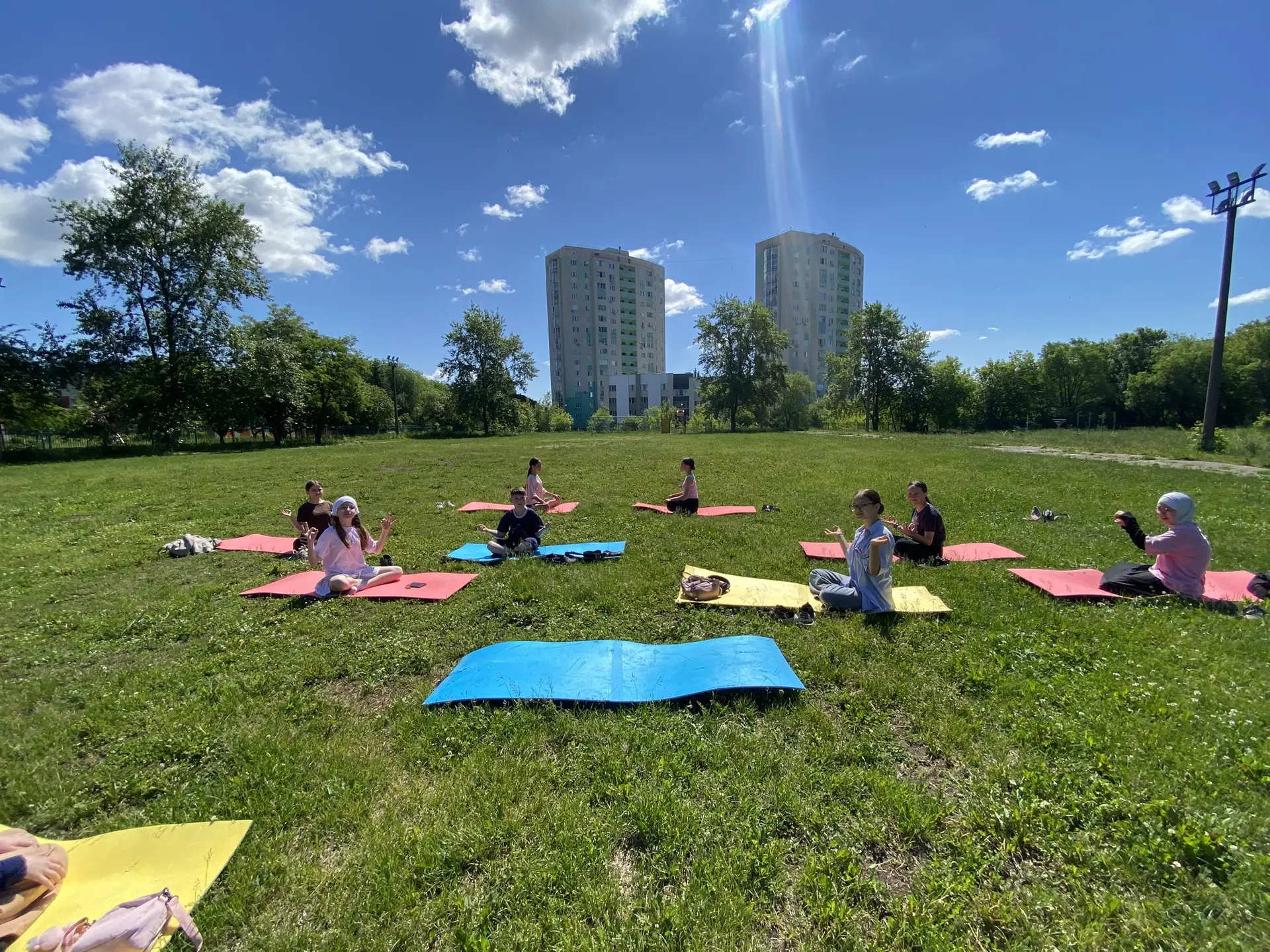 Заряд бодрости на целый день!🌞

Сегодня ученицы 8-го класса провели зарядку на свежем воздухе для р