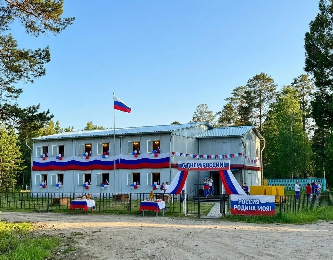 Уважаемые учителя, дорогие ученики и родители!

Примите самые искренние и тёплые поздравления с наши