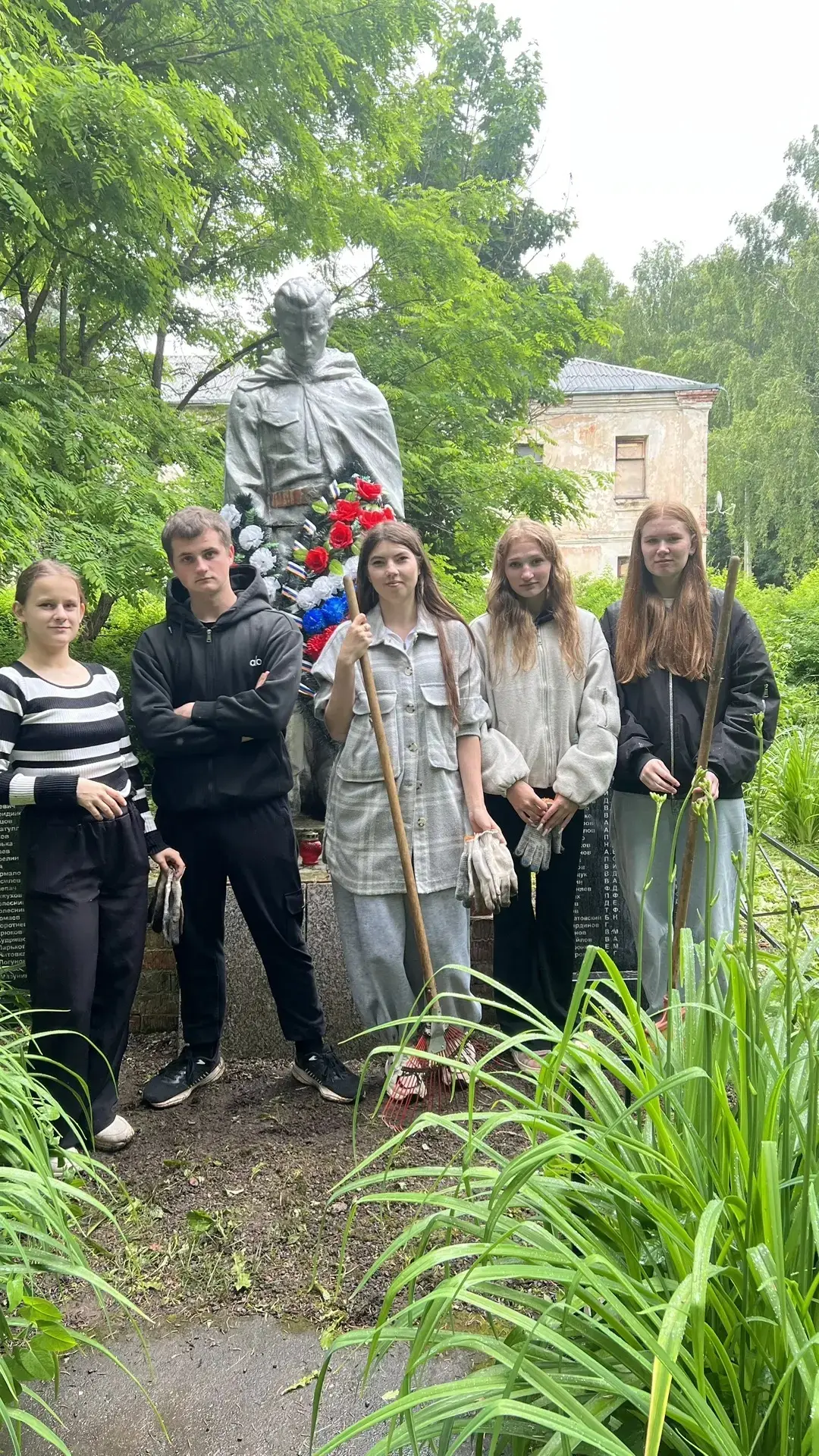 Память сердца: студенты «Холмогорки» почтили подвиг предков

❤️В преддверии Дня памяти и скорби, 22 